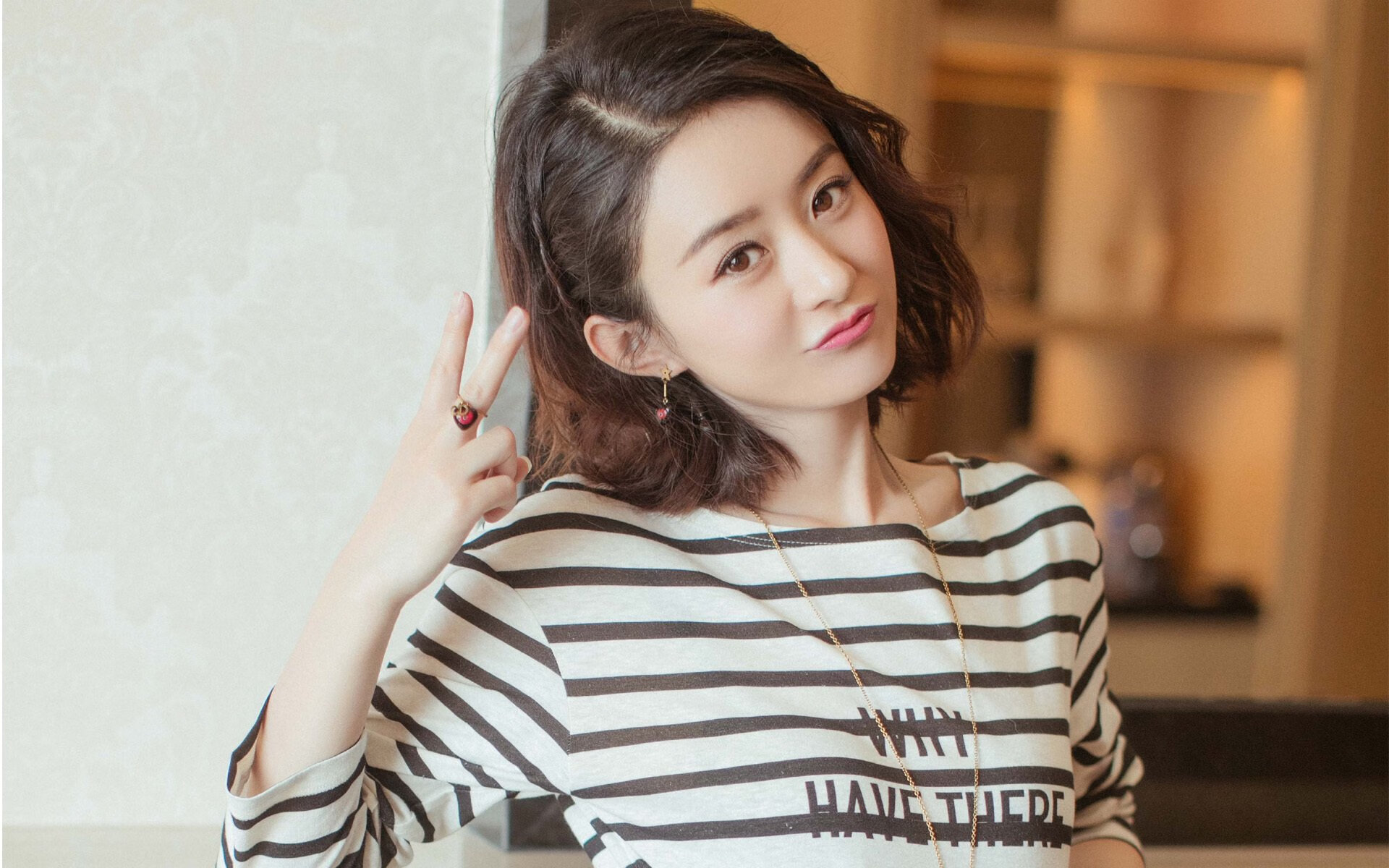 电竞少女逆袭登顶，《英雄联盟》冠军女队长走红，英雄联盟电竞圈女