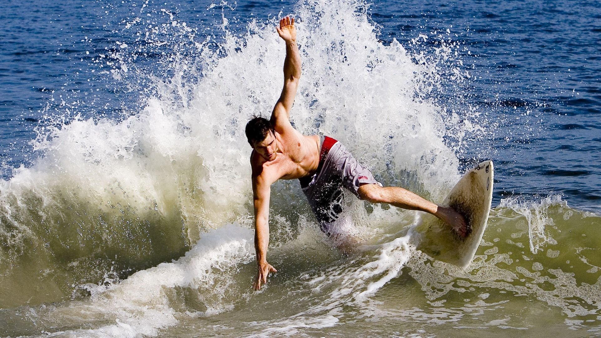 “逆境奋战：车手征服极端环境的壮丽史诗”